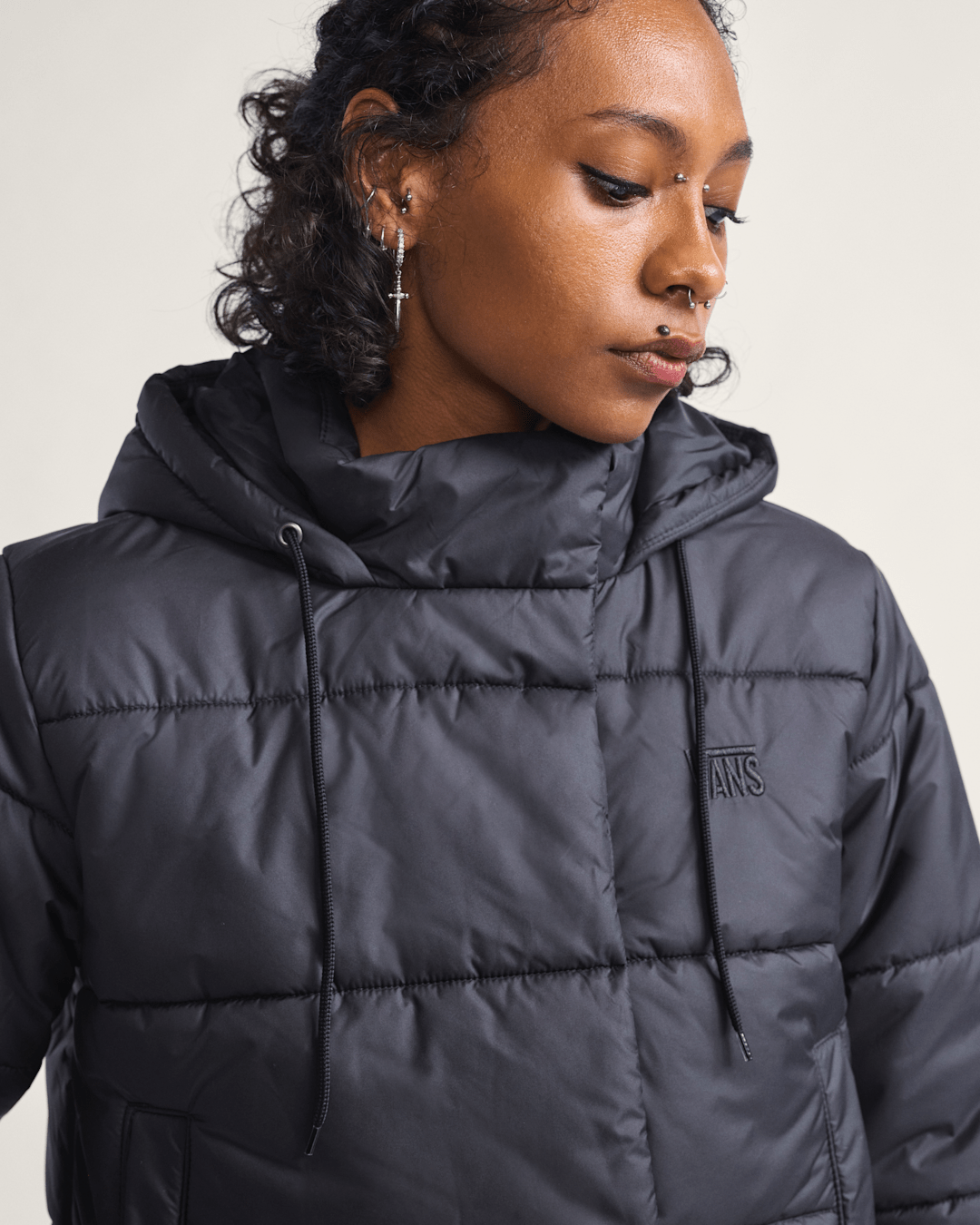 Hillgate Cropped Puffer Jacket in Black | Vans sale