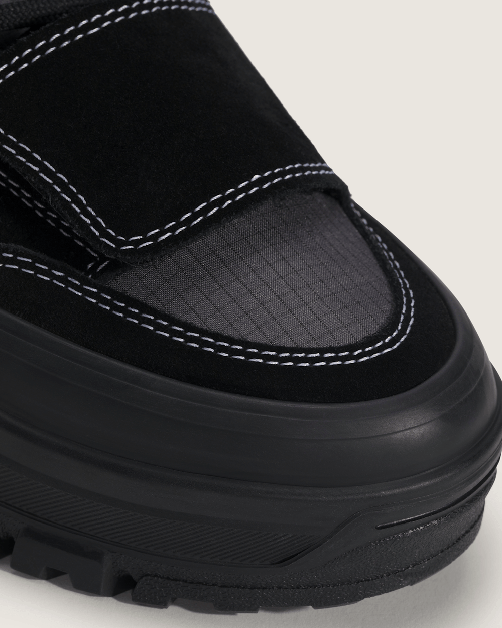 Mountain Mid GORE-TEX Insulated Shoe in Black | Vans sale